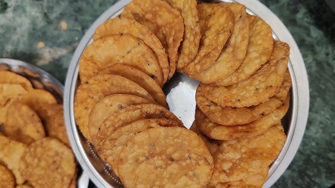Mathri (crispy masala puri)